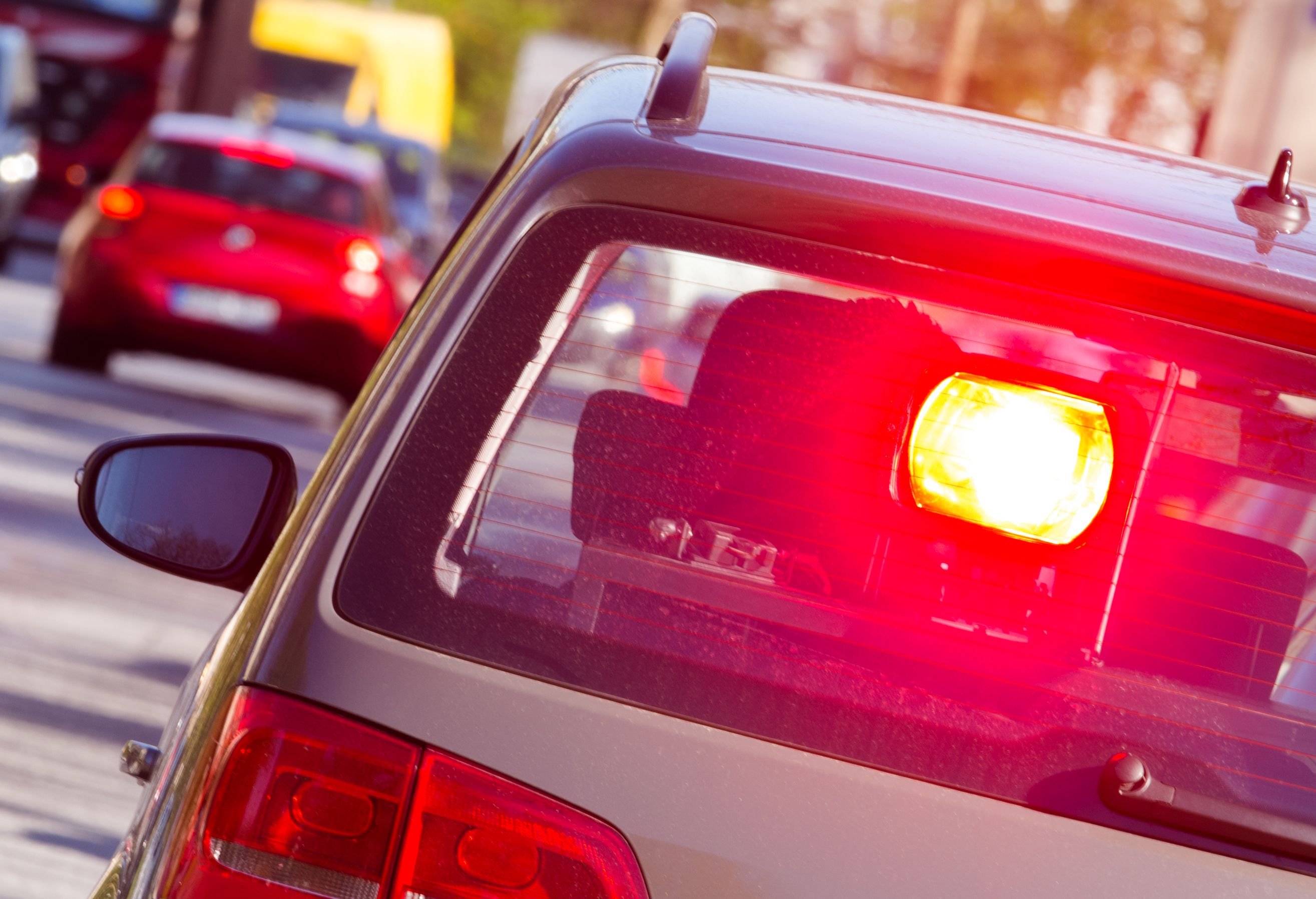 Ein Blitzlicht löst während einer Geschwindigkeistkontrolle in einem Blitzerfahrzeug aus.