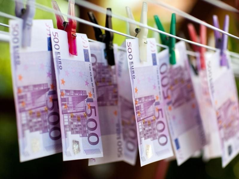 Offene Wirtschaft, lasche Kontrollen - In Deutschland ist das Entdeckungsrisiko dubioser Finanzströme gering. Die Bundesrepublik gilt daher einer Studie zufolge als Eldorado für Geldwäsche. Foto: Patrick Pleul/Symbolbild