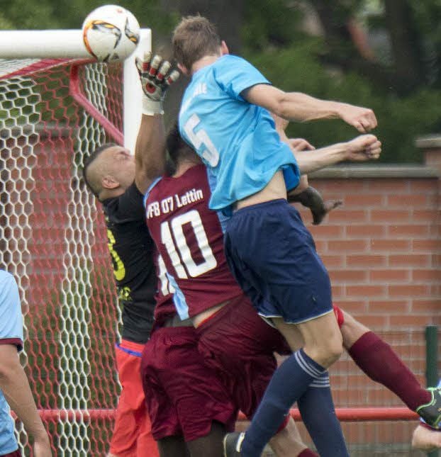 Der Anfang vom bitteren Ende in Lettin: Bei diesem Kopfball von Turbines Marc Haselier (Nr. 5) greift Lettins Torwart Christopher Gille (l.) ins Leere und kassiert das 0:1.