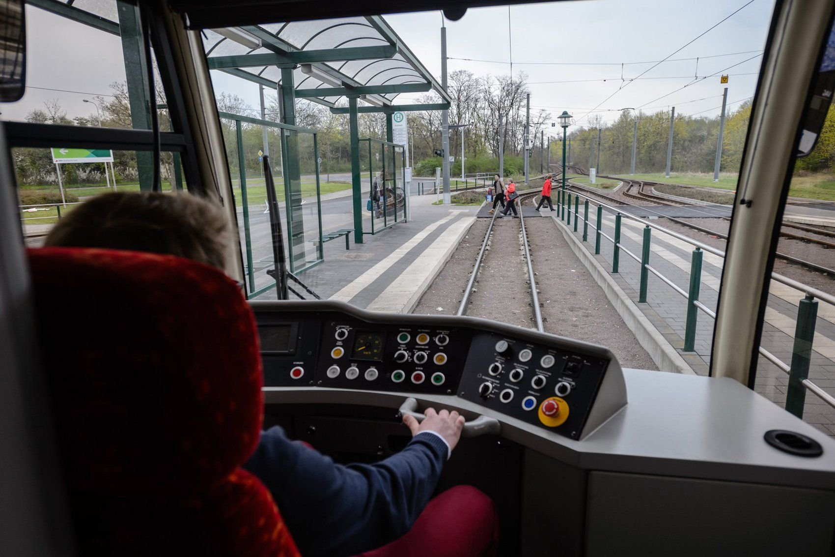 Der Blick aus dem Führerstand einer Straßenbahn. Die Fahrer müssen hoch konzentriert arbeiten.