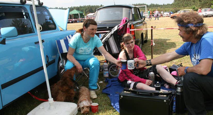 Familie Witters aus Rackwitz mit Trabi und Hund