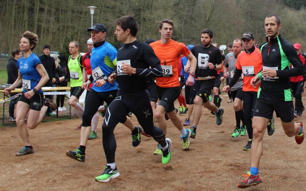 Nahezu 100 Läuferinnen und Läufer beim Start über die 14,6 Kilometer lange Strecke, Steigerschleife genannt.