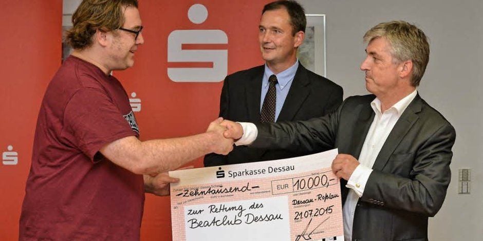 Thorsten Weßels (Mitte), hier bei der Übergabe eines Schecks für den Beatclub, verlässt den Vorstand der Dessauer Stadtsparkasse.