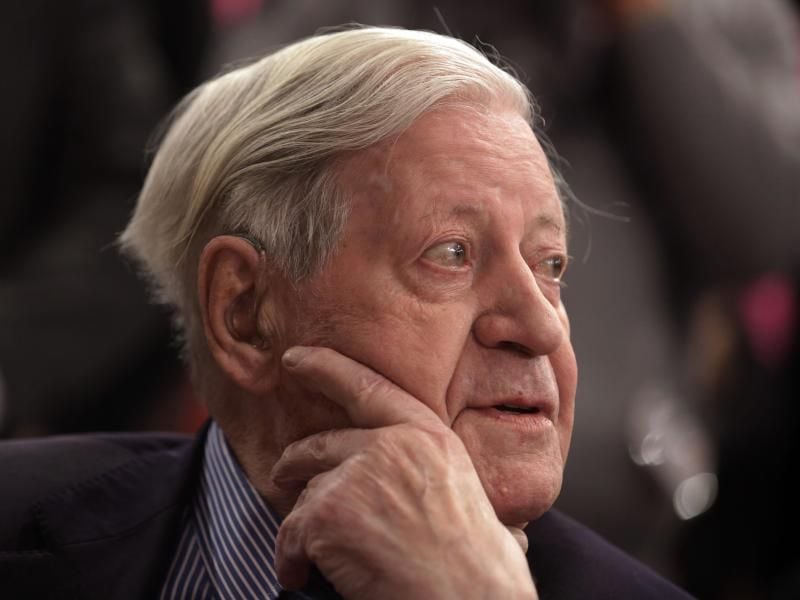 Helmut Schmidt (SPD) sitzt bei einem Parteitag der SPD in Hannover. Foto: Michael Kappeler/Archiv