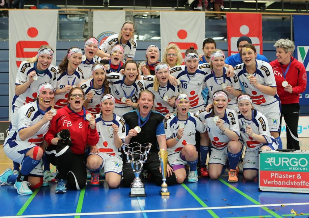 Berechtigter Jubel nach zwei Siegen beim neuen deutschen Floorballmeister UHC Weißenfels.