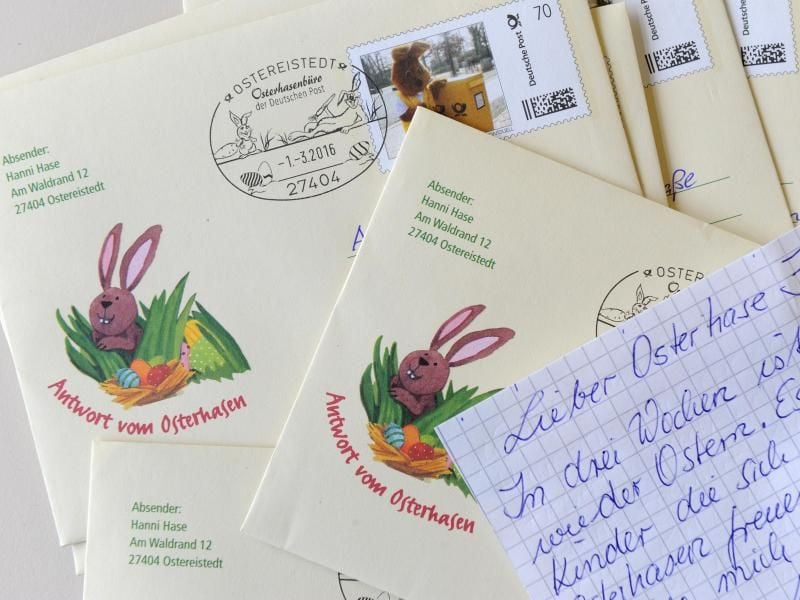Ein Kinderbrief und einige Briefumschläge von Hanni Hase liegen auf dem Tisch des Osterhasenbüros von Ostereistedt im Postamt von Zeven (Niedersachsen). Foto: Ingo Wagner