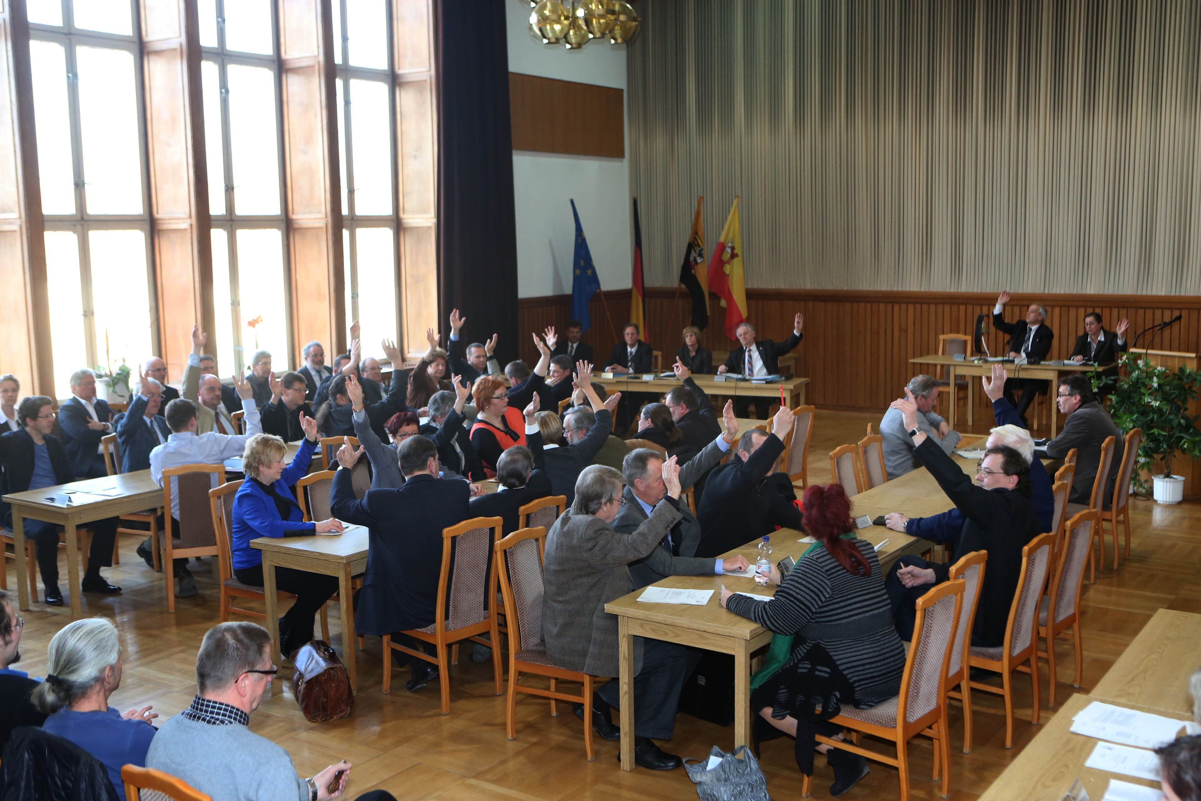 Im Stadtrat von Dessau-Roßlau wird per Handzeichen abgestimmt.