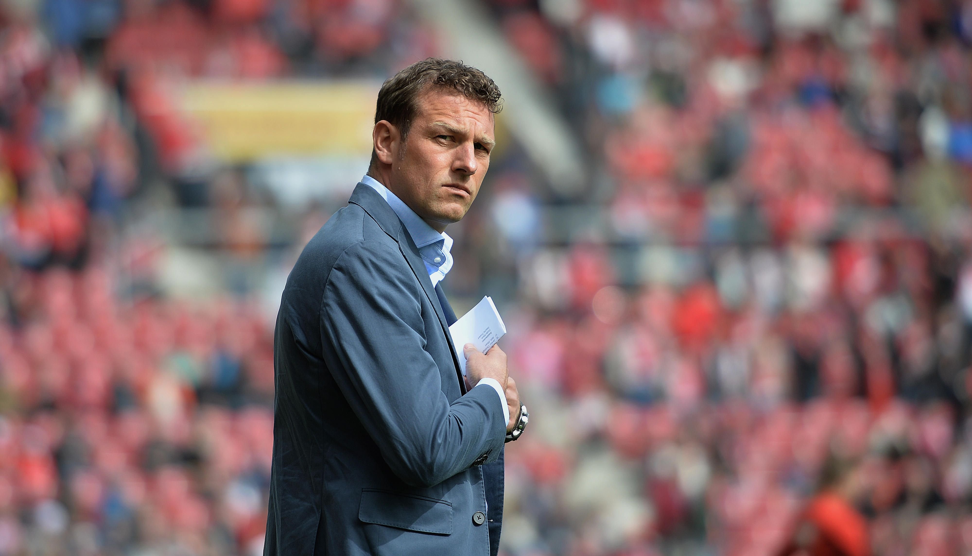 Augsburgs Cheftrainer Markus Weinzierl steckt einen Zettel ein.