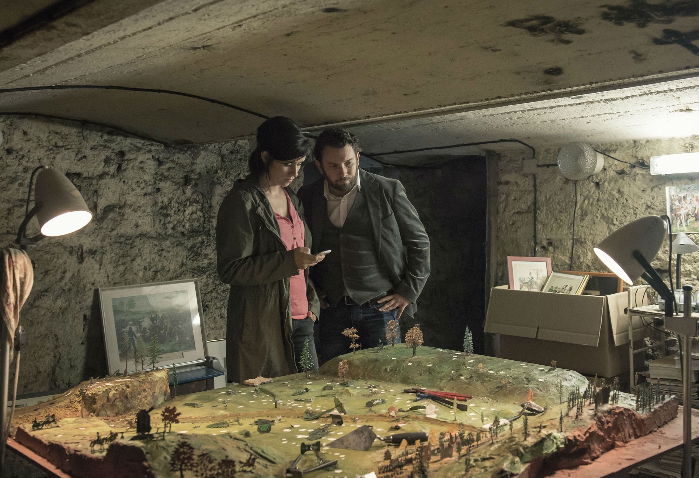 Die Hauptkommissare Kira Dorn (Nora Tschirner) und Lessing (Christian Ulmen) recherchieren in Roys Keller den Wert seiner Zinnfigurensammlung.