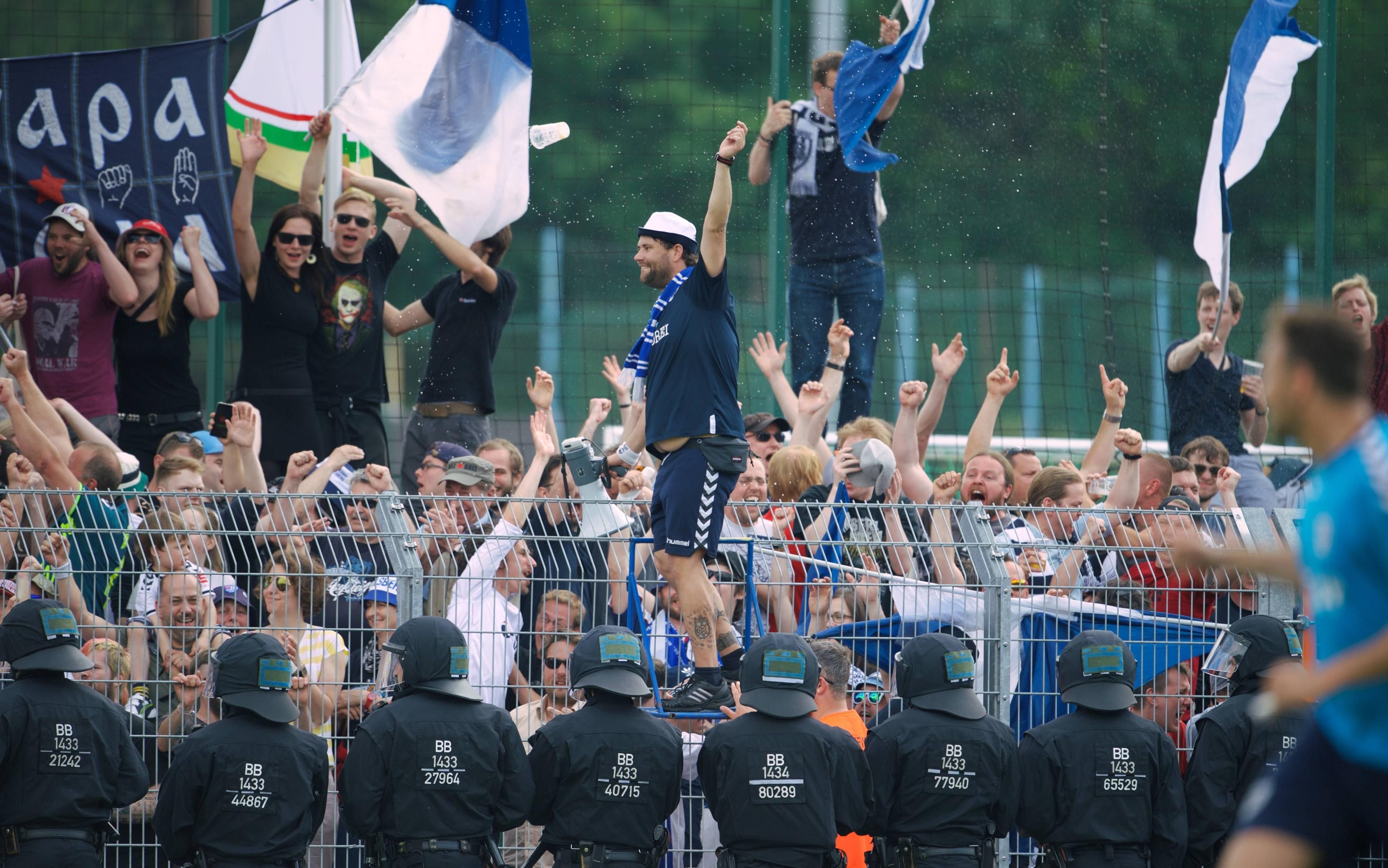 Die Fans standen nach dem Sieg auf den Zäunen, später gaben diese nach, die Polizei setzte Pfefferspray ein.