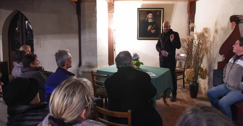 Domarchivar und Historiker Matthias Ludwig erzählt während der Präsentation des Gemäldes von der Zeit, in der Wislizenus lebte.