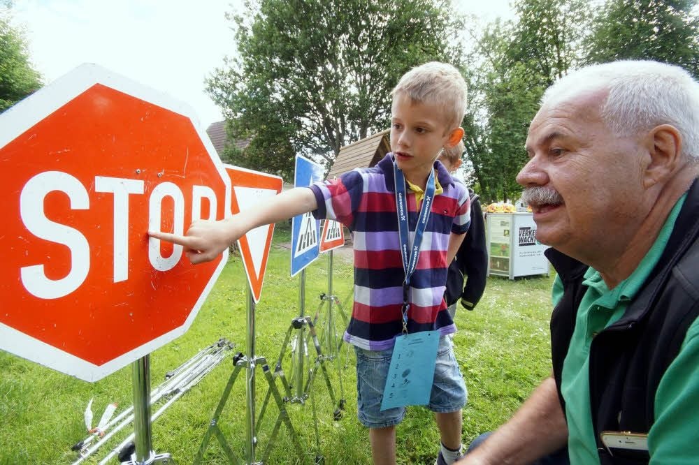 Luca erkennt das Stoppschild an der von Reinhard Bauer von der Deutschen Verkehrswacht Aschersleben betreuten Verkehrsschilder-Station richtig.„Ich weiß Bescheid“ heißt das Projekt, das auch im Mittelpunkt des Sommerfestes der Kindertagesstätte Dankerode stand.