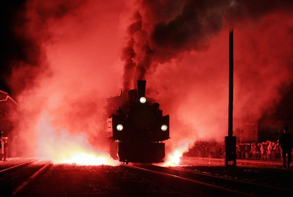 Die festliche und von einem großem Feuerwerk begleitete Einfahrt des Eröffnungszuges im Bahnhof Quedlinburg.