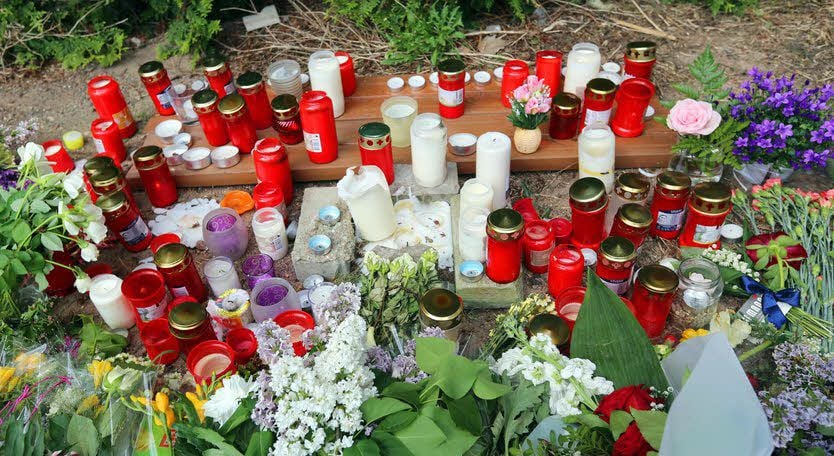 Kerzen und Blumen im Gedenken an die chinesische Studentin