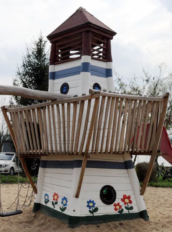 Der hölzerne Leuchtturm ist Teil des neuen Spielplatzes mit Rutschbahn und Schaukel.