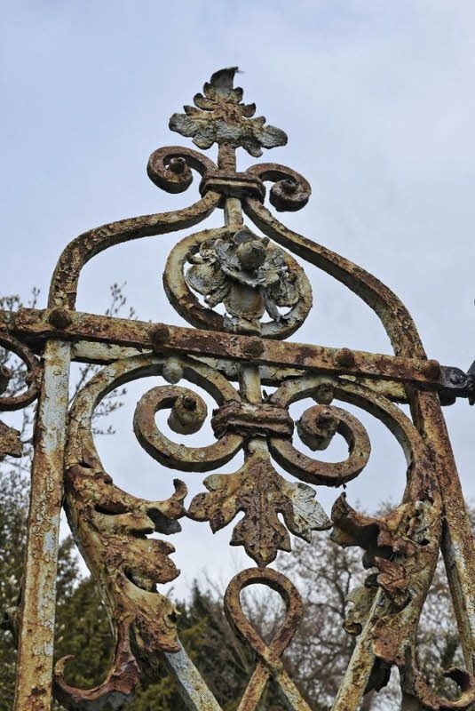 Das Tor des Krötenhofzauns wird nun restauriert.