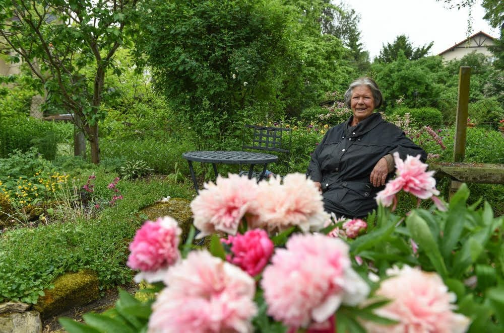 Regina Stange aus der Bürgergartenstraße gehört zu den Naumburger Gartenfreunden, die am 12. Juni ihre Naturparadiese für Besucher öffnen.