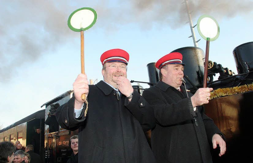 Matthias Wagener (HSB-Geschäftsführer) und der damalige Verkehrsminister Karl-Heinz Daehre (v.l.) beim Abfahrtspfiff.