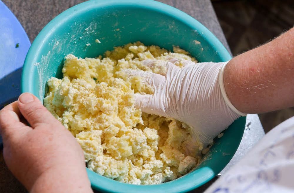 Marion Henning ist von Beruf Köchin. Entsprechend routiniert geht sie in der Küche zu Werke - egal ob beim Einfüllen der Brühe, dem Zerkleinern von Petersilie oder dem Kneten des Kloßteiges. Angerichtet sieht die Brühe mit Klößen und frisch geriebenem Meerrettich mehr als lecker aus.