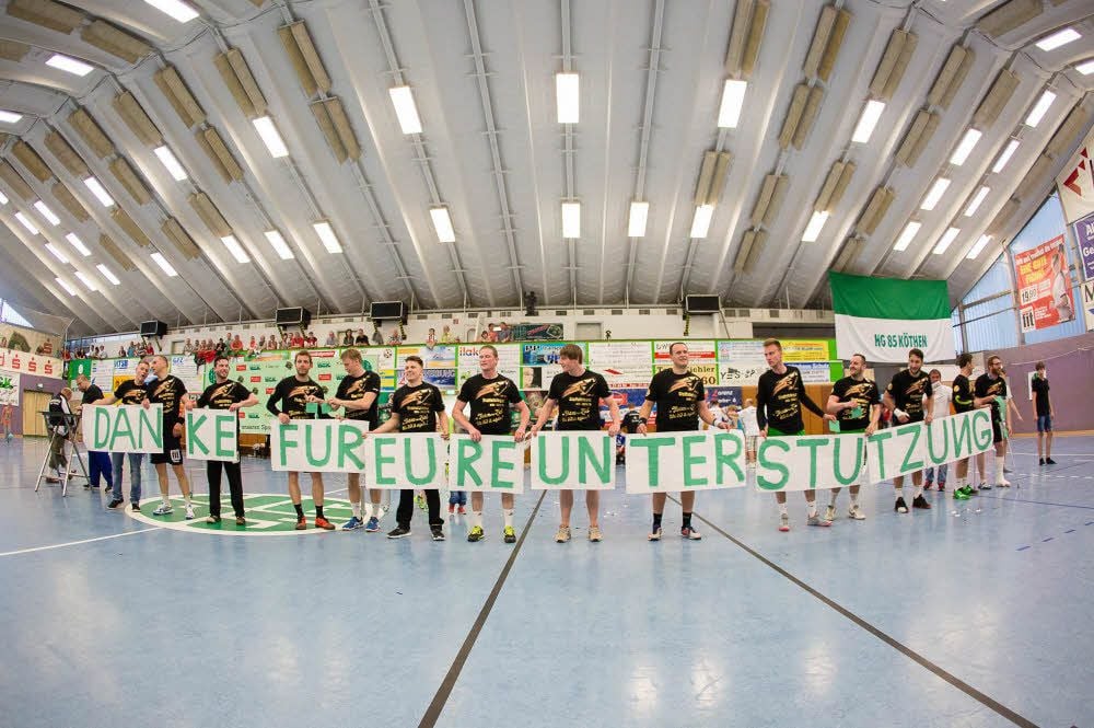 Die Mannschaft bedankte sich nach dem Gewinn der Meisterschaft mit einem Transparent bei den Fans.
