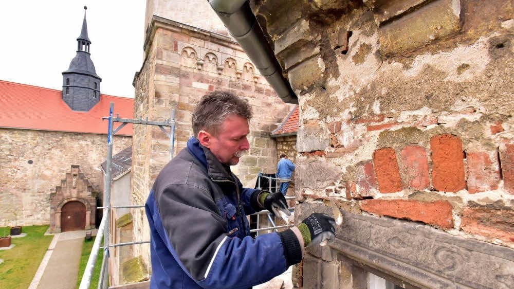 Ralf Pohl von der Possenhainer Firma SIB Wawrik ist hier beim Verfugen des Mauerwerks.