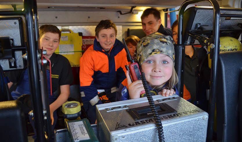 Otto Fröhlich (vorn) aus Eisleben in einem Feuerwehrauto.