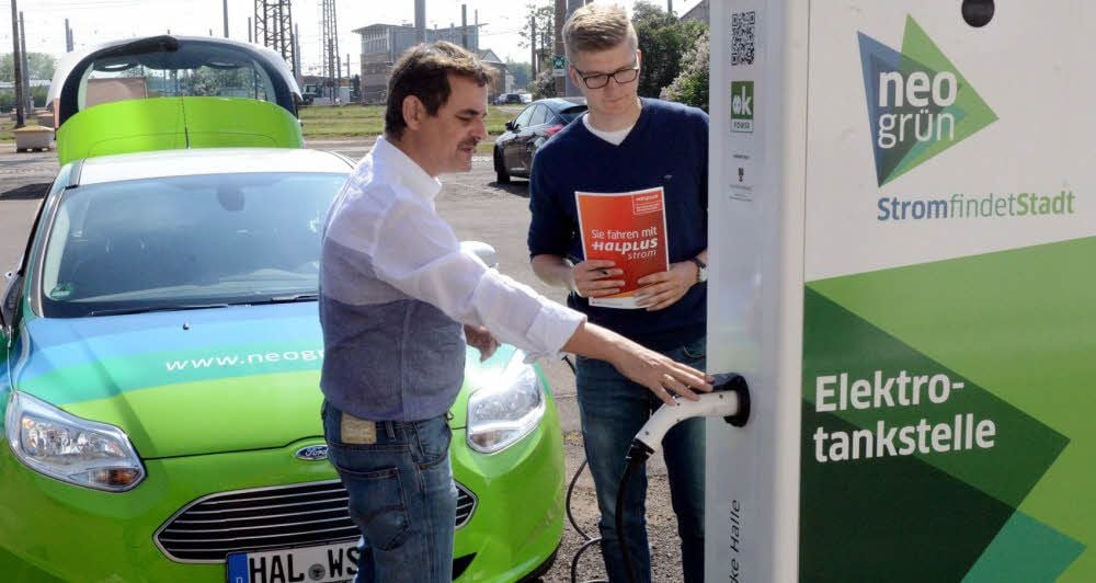 Besser nicht ohne Einweisung losfahren: E-Auto-Experte Peter Kolbert (l.) erklärt Testfahrer Oliver Müller-Lorey die Technik.
