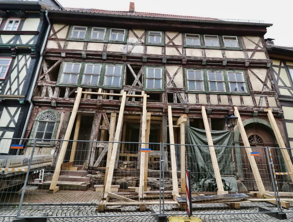 Mit Balken wird die sanierungsbedürftige Fassade in der Stolberger Niedergasse 46 abgestützt.