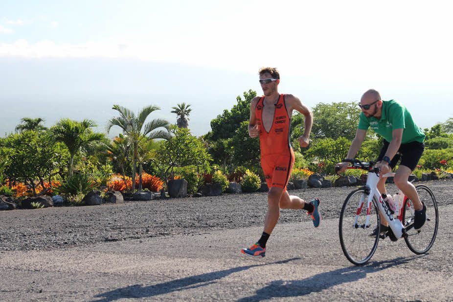 Ben Reszel (r.) hat mit seinen Triathleten schon viele schöne Orte bereist, wie hier Hawaii. Am 29. Mai findet erstmals ein Wettkampf in Aschersleben statt: Reszel ist Mitorganisator und Ideengeber.