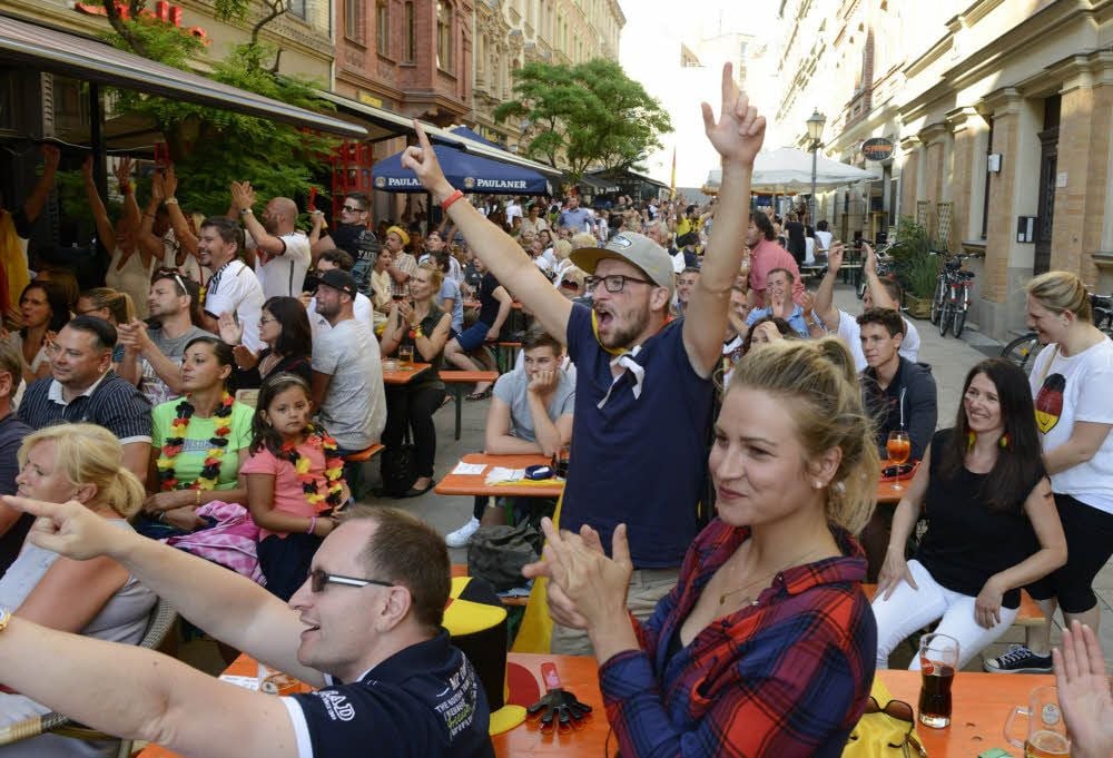 Gute Stimmung beim ersten Tor der deutschen Nationalmannschaft in der Sternstraße. Die beliebte Kneipenmeile war am Sonntag gut gefüllt.