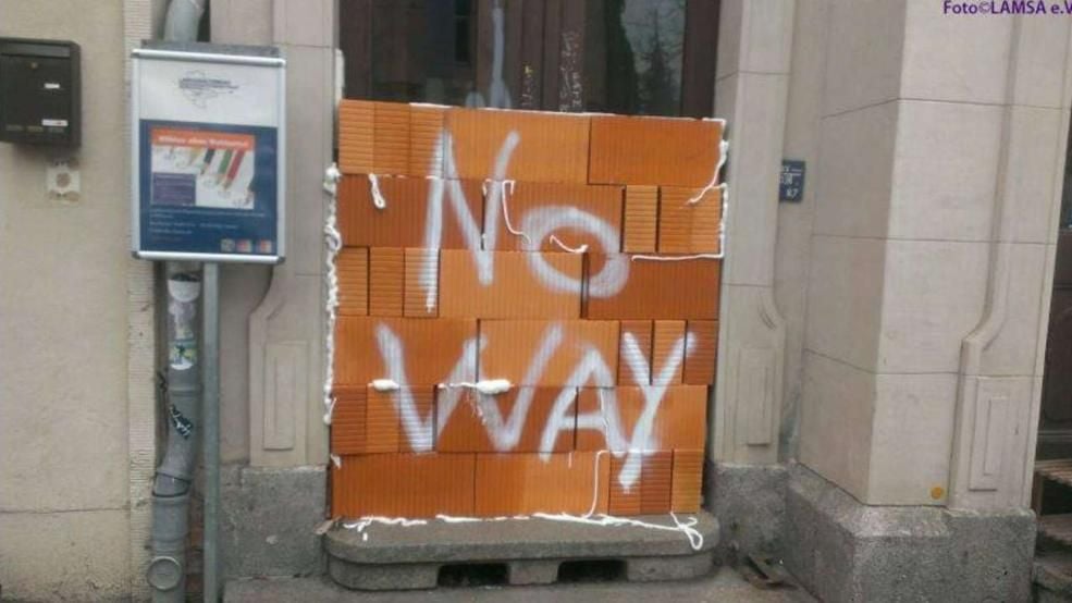 Unbekannte haben den Eingang zu einem Probewahllokal für Migranten in Halle zugemauert und mit dem Schriftzug „No way“ besprüht.