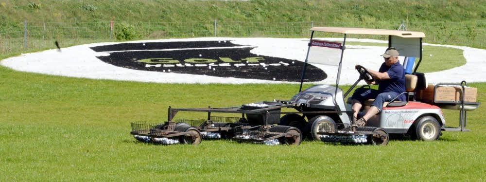Bücken ist nicht nötig: Mit einem „Ballsammler“ sammelt ein Mitarbeiter die Golfbälle auf. Danach wird der Rasen gemäht.