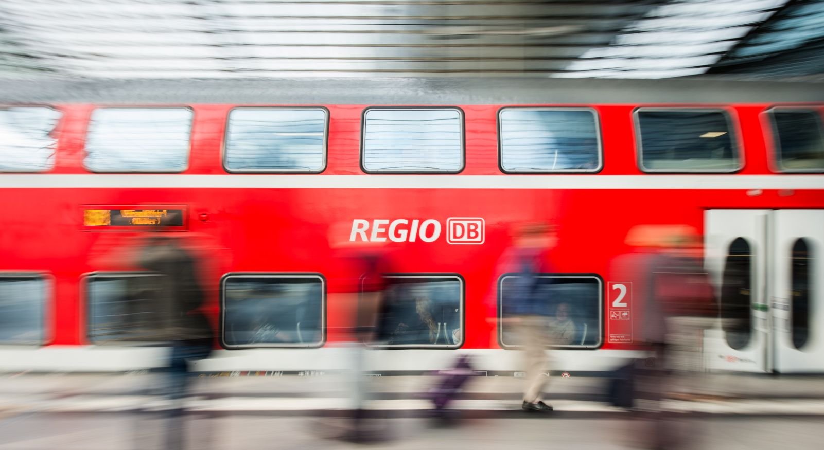 Eine Regionalbahn der Deutschen Bahn (DB) fährt in einen Bahnhof ein.