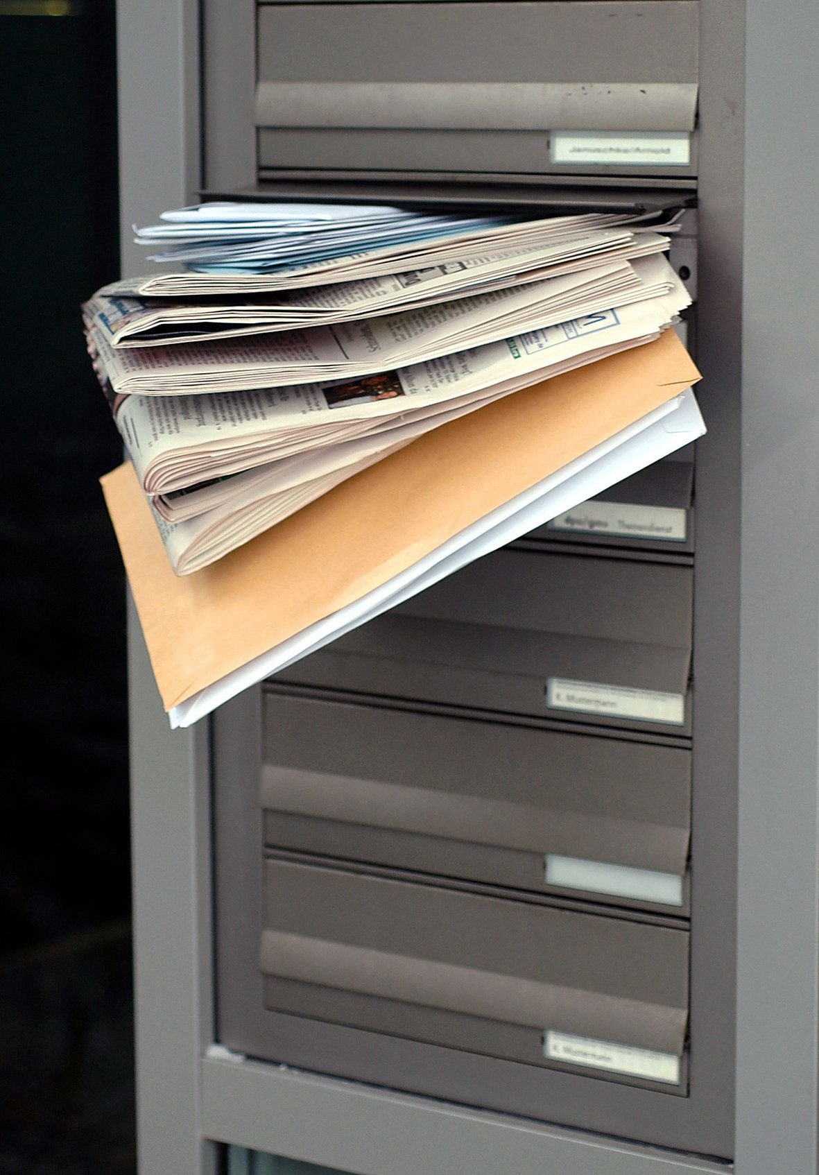 Ein Briefkasten quillt über, andere dagegen nicht. Post werde jeden Tag zugestellt, sagte eine Sprecherin des Unternehmens.