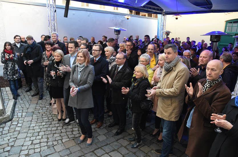 Trotz kühler Temperaturen zählt der Empfang viele Gäste.