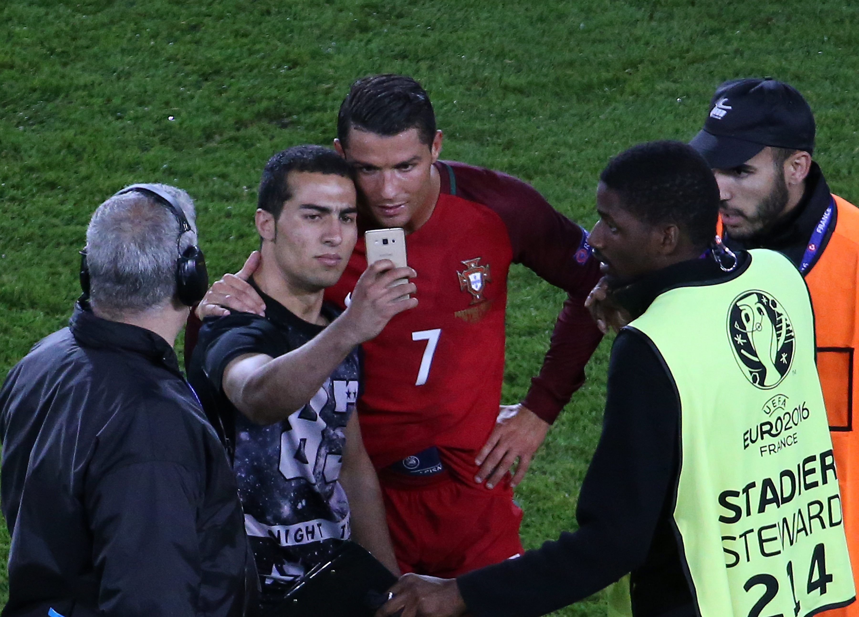 Superstar Ronaldo ließ sich nach der Partie im Prinzenpark fotografieren.