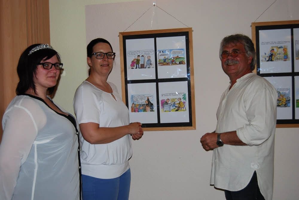 Hans J. Tempel im Gespräch mit VG-Bürgermeisterin Monika Ludwig und Quellenkönigin Jennifer Neumann (l.) zur Ausstellungseröffnung.