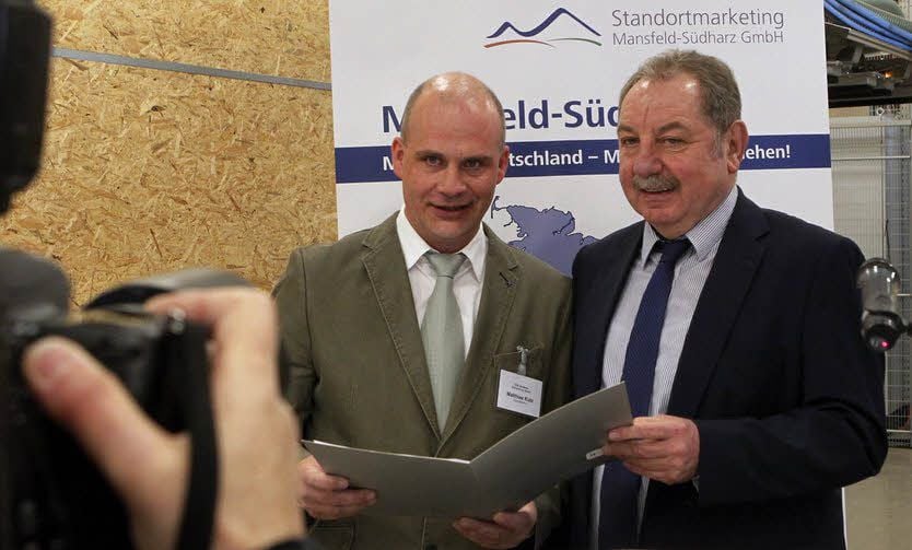 Manfred Maas (rechts) übergibt Matthias Kutz den Fördermittelbescheid.
