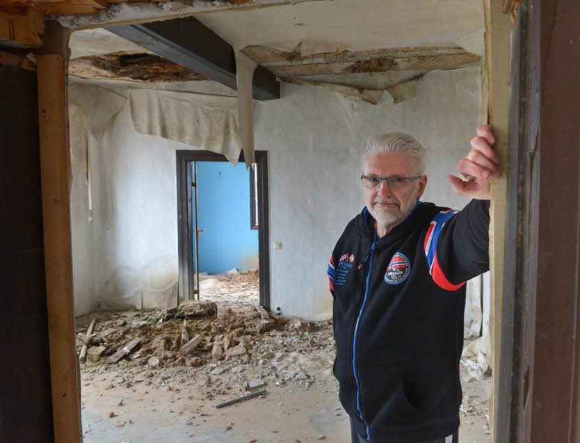 Ortsbürgermeister Michael Graf in der maroden Wohnung im Obergeschoss des Gebäudes