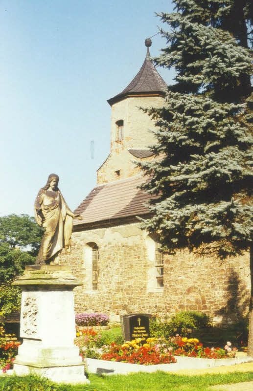 Historischen Fotos erinnern an das Dörfchen Döbern. Zu dem gehörte die Landwirtschaft. Der Dorfteich und die Kirche bildeten den Mittelpunkt des Ortes. Die Kirchenglocken verstummten 1982 für immer.