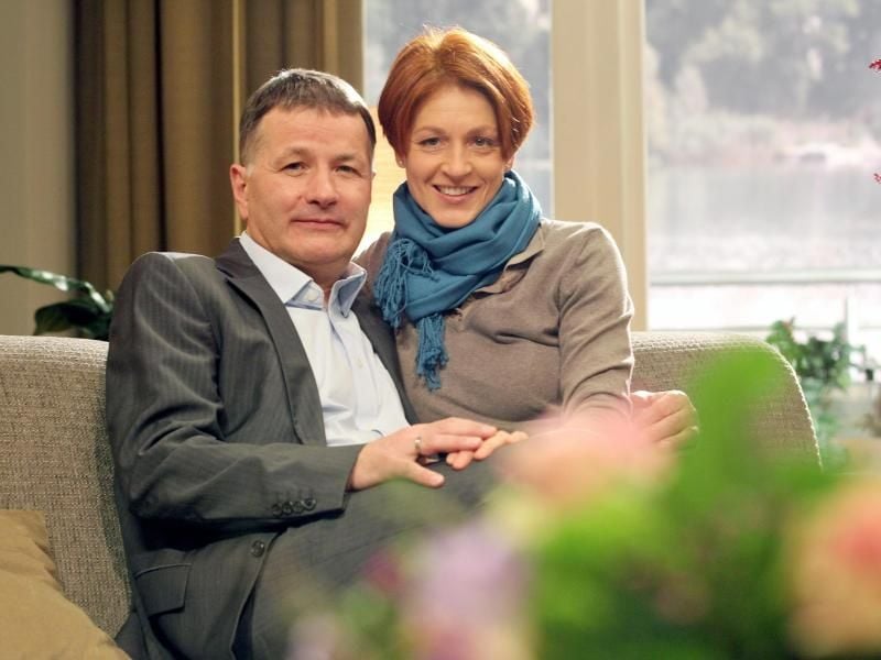 Hendrikje Fitz (als Arztgattin Pia Heilmann) und ihr Filmpartner Thomas Rühmann (als Dr. Roland Heilmann. Foto: Jan Woitas