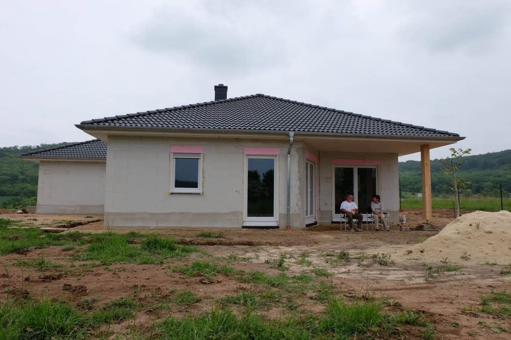 Pause auf der Baustelle: Steffi Frunzek und Klaus Werner vor ihrem Haus im Neubaugebiet am Bad Kösener Galgenberg.