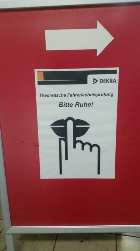 Um Ruhe bittet ein Schild vorm Prüfungsraum der Dekra.