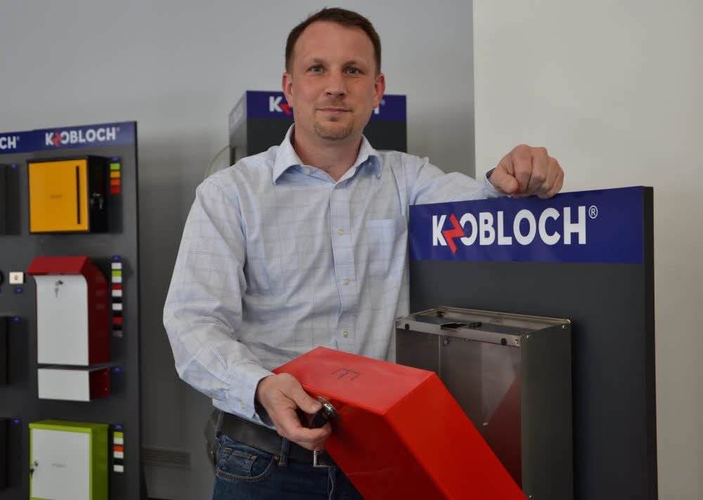 Firmenchef Thomas Kolbe zeigt eines der Briefkasten-Modelle, das sein Unternehmen in Döbeln herstellt.