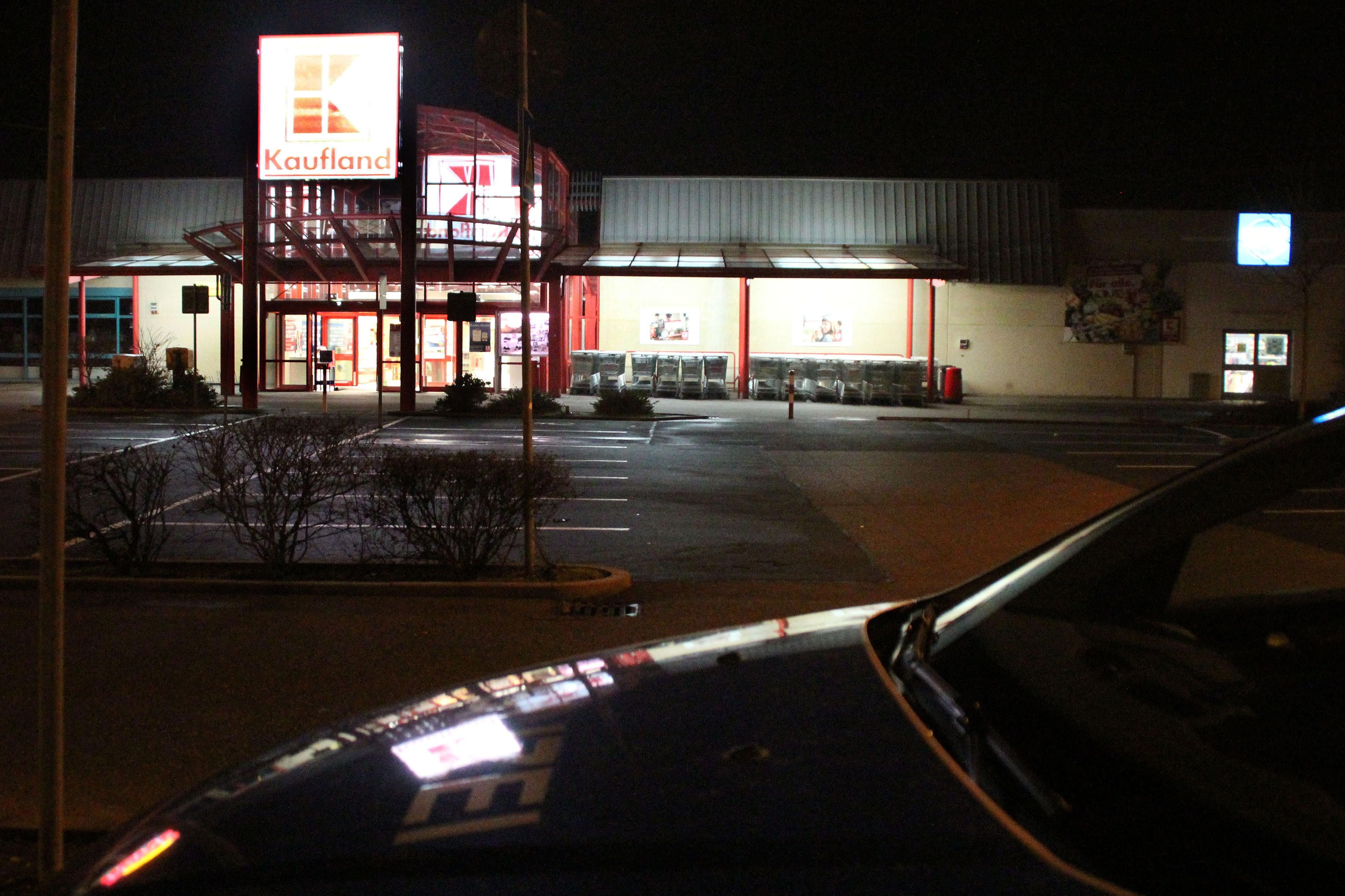 Erleuchtet, aber leer - Kaufland in der Weißenfelser Max-Planck-Straße wurde Samstagabend rund eineinhalb Stunden vor Geschäftsschluss wegen einer Bombendrohung geräumt.