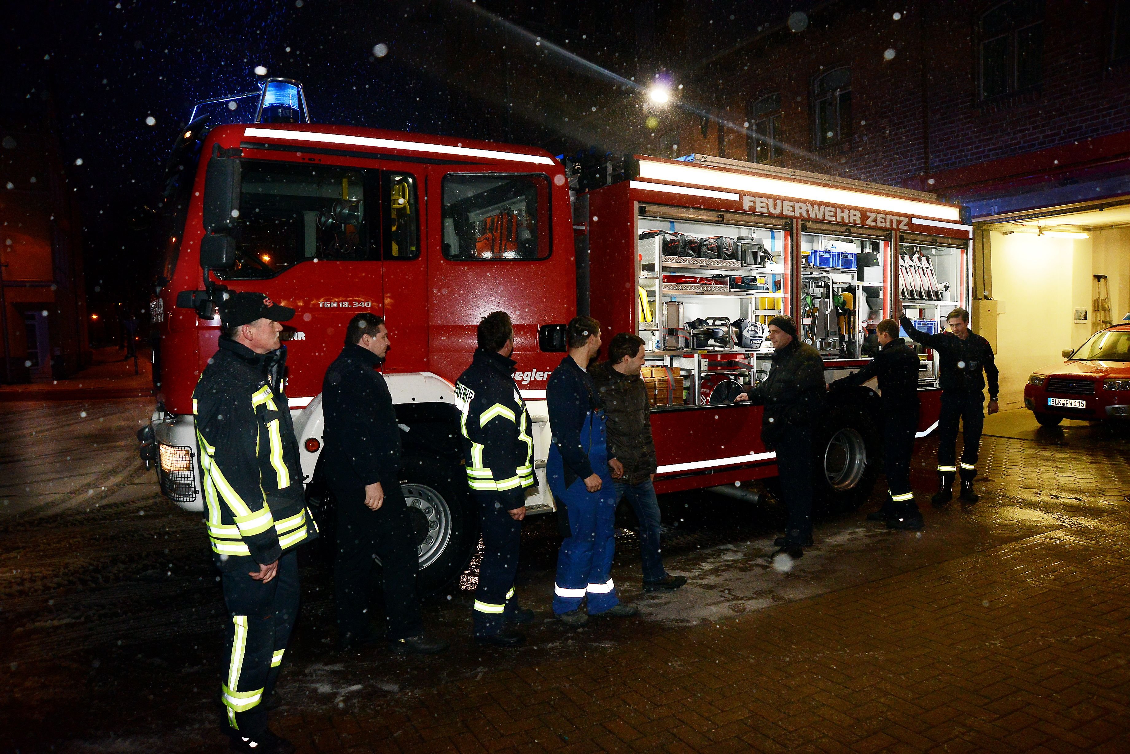Die Freude ist groß bei der Zeitzer Feuerwehr: Das neue Tanklöschfahrzeug ist da.