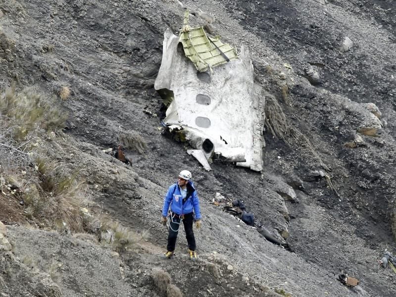 Ein Trümmerteil der Germanwings-Maschine in den französischen Alpen: Copilot Andreas Lubitz (27) hatte den Airbus A320 am 24. März 2015 auf dem Weg von Barcelona nach Düsseldorf absichtlich in den Boden gelenkt. Guillaume Horcajuelo/Archiv Foto: Guillaume Horcajuelo