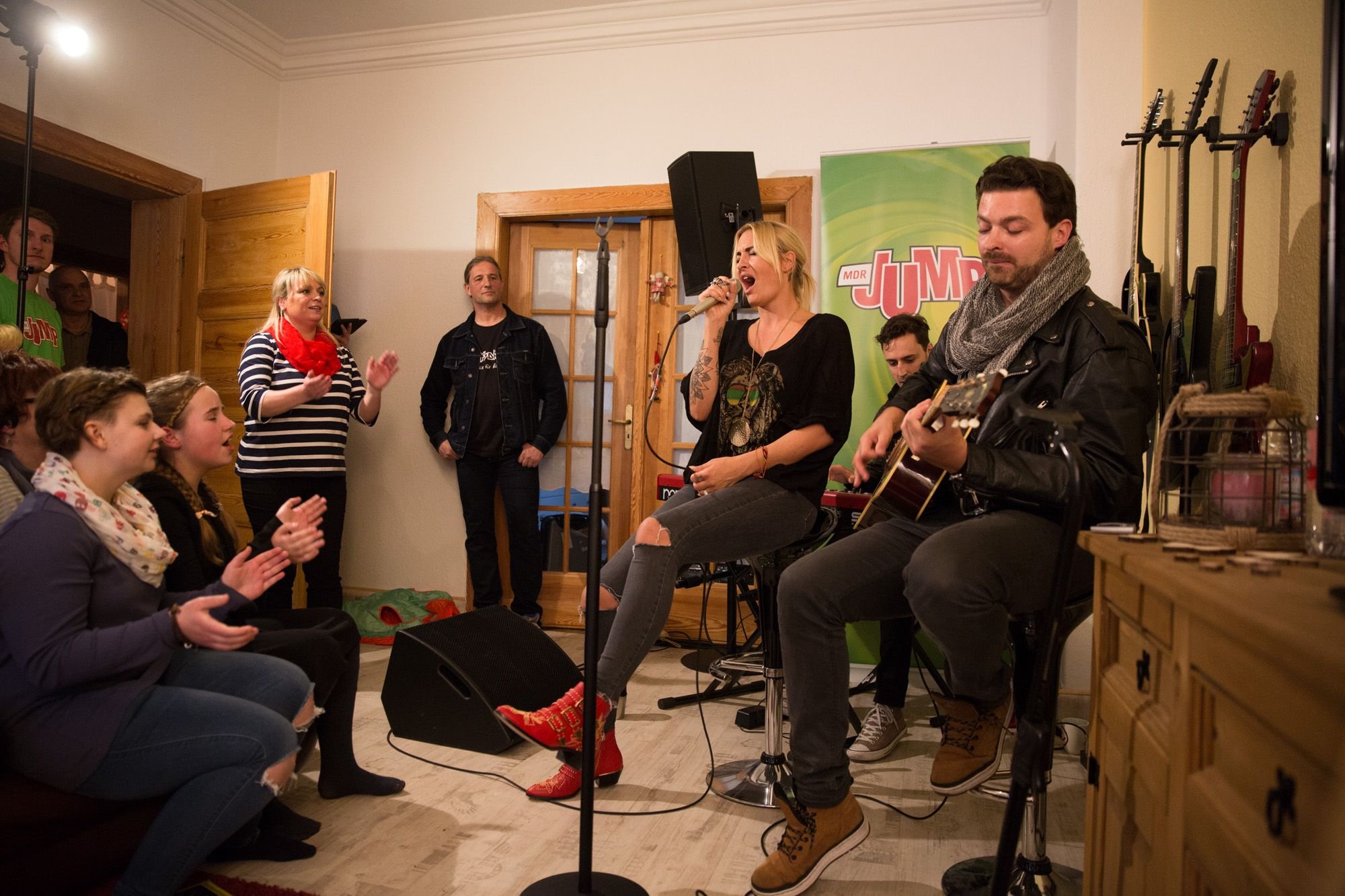 Zum Konzert im Wohnzimmer: In Zschornewitz, einem Ortsteil von Gräfenhainichen gab die deutsche Sängerin und Echo-Preisträgerin ein Mini-Konzert. Der Radiosender MDR Jump hatte das Konzert verlost.