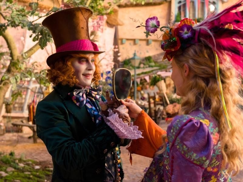 Mia Wasikowska als Alice und Johnny Depp in einer Szene aus dem Film «Alice im Wunderland 2: Hinter den Spiegeln». Foto: Peter Mountain/Disney Enterprises