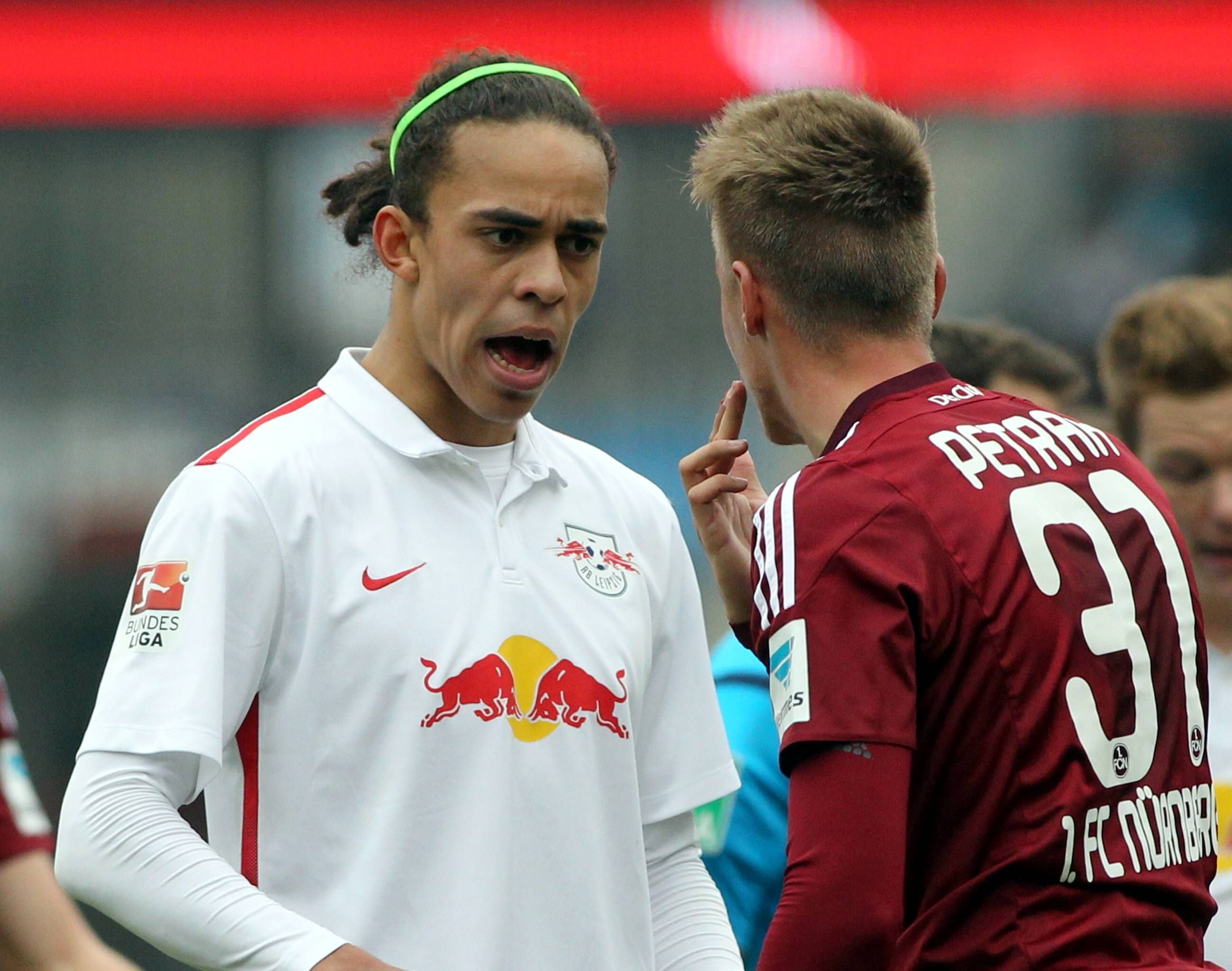 Yussuf Poulsen diskutiert intensiv mit Nürnbergs Ondrej Petrak.